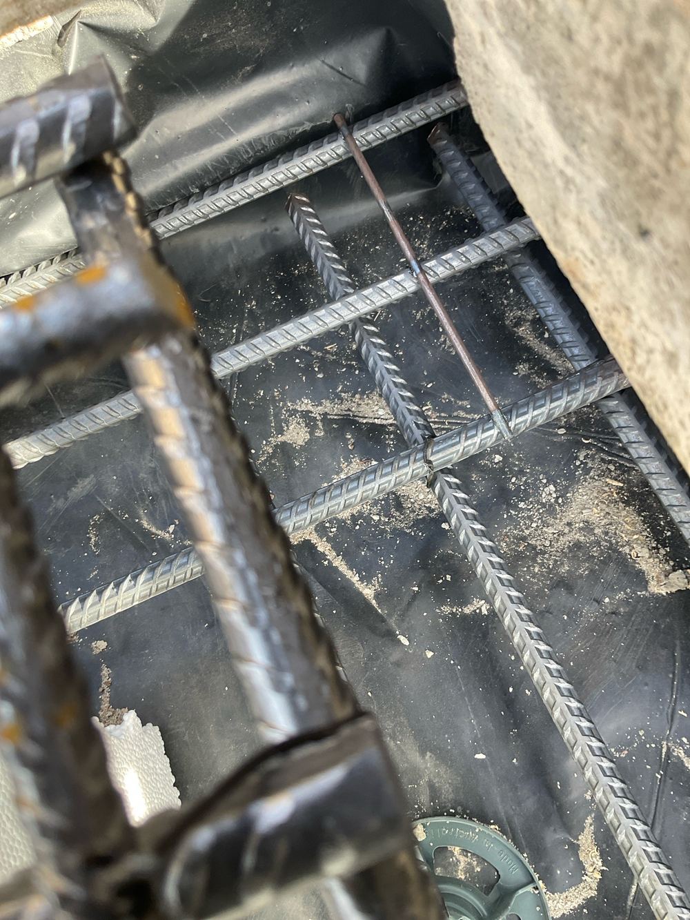 Corner L bars at beam intersections missing from where the drawings place them, found during a slab pre-pour inspection in Truganina